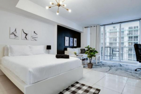 Grand Studio w Private Balcony Biscayne Bay views